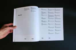 La biografia a inizio volume sulla vita del designer AG Fronzoni 