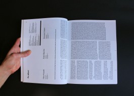 Libro sul designer AG Fronzoni con focus su delle interviste impaginate in verticale sulle due pagine affiancate 