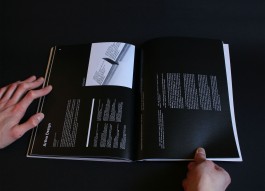 Libro sul designer AG Fronzoni con focus su delle interviste impaginate in verticale sulle due pagine affiancate 