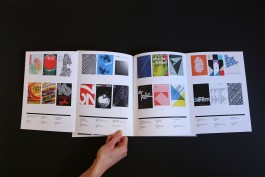 Libro su AG Fronzoni aperto a mostrare le pagine ad aletta che si possono piegare ed estendere 