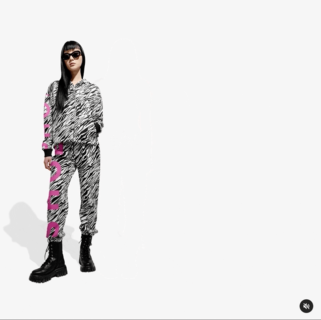 Animazione per Instagram dove una ragazza vestita con lo stesso capo si moltiplica e sovrappone in sequenza fotografata da varie prospettive