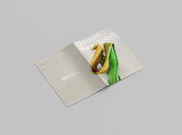 Catalogo aperto di cui si vede fronte e retro