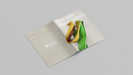 Catalogo aperto di cui si vede fronte e retro 