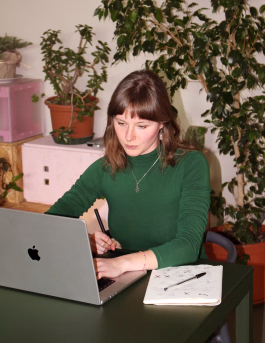 Erica Rossi lavora al computer a progetti di branding e visual design